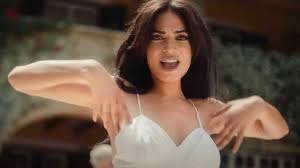 I momenti più toccanti del racconto dell'aggressione fatto dalla showgirl a verissimo. Ciclone Il Vero Tormentone Estivo Che Segna L Irresistibile Ascesa Di Elodie