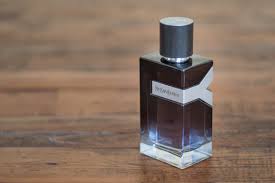 En plus de faire pivoter son boitier à 180°, c'est aussi la possibilité de graver le verso qui séduit les amateurs de cette élégante montre. Avis Y La Nouvelle Eau De Parfum D Yves Saint Laurent Gentleman Moderne