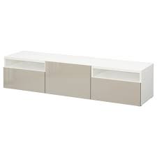 Découvrez un meuble télé tv télévision bicolore laqué blanc brillant et bois de chêne clair et doté de 2 portes battantes + 1 tiroir central de rangement. Besta Banc Tv Blanc Selsviken Brillant Beige Ikea