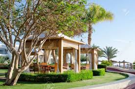 Die meisten rattenarten leben im wald. Luxus Strand Pavillon Mit Weissen Baldachin Im Garten Lizenzfreie Fotos Bilder Und Stock Fotografie Image 18560293