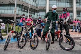Ebit lew meluahkan isi hatinya di facebook selepas niatnya membantu golongan kurang berkemampuan disalahertikan dan dipertikaikan segelintir pihak. Ebit Lew Donates Foldable Bicycles To Help Foodpanda Walkers Do Their Job Malaysians Touched News Rojak Daily