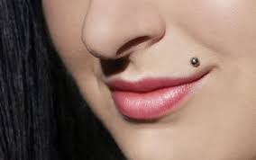 Labret And Monroe Piercings Piercings Monroe Lip Piercings Piercing