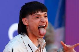 Peso Pluma fue rechazado en la preparatoria... Mujer revela cómo bateó al  cantante | MARCA México