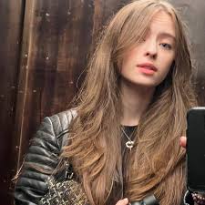 Simone Lockhart's Instagram, Twitter & Facebook