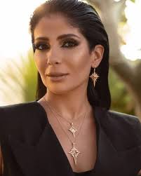 كانت انطلاقتها الفنية في المسلسل التلفزيوني العائلة حيث اكتشفها المخرج إسماعيل عبدالحافظ. Ù…Ù†Ù‰ Ø²ÙƒÙŠ ØªÙƒØ´Ù Ø³Ø¨Ø¨ Ø¹Ø¯Ù… ØªØ¹Ø§ÙˆÙ†Ù‡Ø§ Ù…Ø¹ Ø£Ø­Ù…Ø¯ Ø­Ù„Ù…ÙŠ ÙÙ†ÙŠØ§ Ù…Ø¤Ø®Ø±Ø§ Ù…Ø¬Ù„Ø© Ø³ÙŠØ¯ØªÙŠ