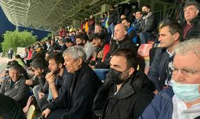 Ele foi nomeado treinador romeno do ano em 2004, 2010, 2012 e 2014. Spectatori De Lux La Rapid Fc U Craiova 1948 Mircea Lucescu In Tribune