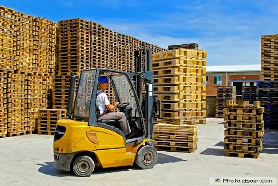 Jual Pallet Plastik Indonesia | Harga Pallet Plastik Jakarta Surabaya :: Articles - Kegunaan Forklift Sebagai Pelengkap pallet Dalam Memindahkan Barang