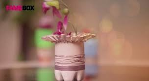 Mulanya, berikan selotip ke botol sesuai bentuk dan motif yang anda inginkan. Ide Membuat Vas Bunga Cantik Dari Botol Bekas