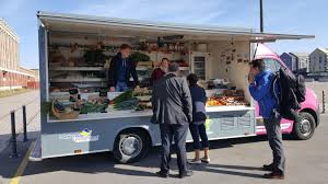 Kiwi, pomme, avocat, banane, citron, fruit de la passion, kiwi, litchi. Paniers De Legumes Vente Ambulante En Direct Du Producteur Au Consommateur