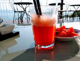 Cross Ø¹Ù„Ù‰ ØªÙˆÙŠØªØ± Diffidate Di Chi Al Mare Fa L Aperitivo Prima Di Cena Ripulito E Leccato L Aperitivo In Vacanza E Con Addosso Costume E Sale Qui Cocomero Al Posto Del Cocco Per