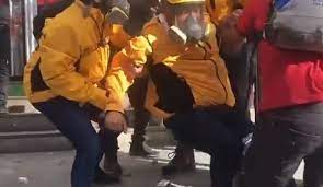 Somos parte de un mundo en crisis. Observador Del Indh Recibe 7 Perdigones De Carabineros Durante Marcha Por La Alameda