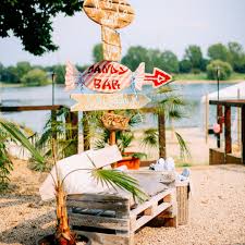 Beach Wedding This Way Hochzeit Im Seepavillon Koln Am Fuhlinger See Mit Bank Aus Alten Paletten Und Ho Hochzeit Wegweiser Hochzeit Am Strand Fuhlinger See