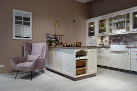 Landhauskuche Im Amerikanischen Design Diese Landhauskuche Hat Einen Fur Diesen Kuchenstil Typisch Gemutlichen Landhauskuche Haus Kuchen Kuche Landhausstil