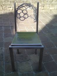 une des chaises sur le quai - Photo de Musee Arthur Rimbaud ...