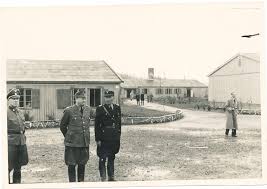 Vidkun quisling, norwegian army officer whose collaboration with the germans in their occupation of norway during world war ii established his name as a synonym for traitor. Fil Vidkun Quisling Og Oliver Moystad Hirdsjef Og Sjef For Sikkerhetspolitiet Sammen Med Tysk Offiser 8616617598 Jpg Wikipedia