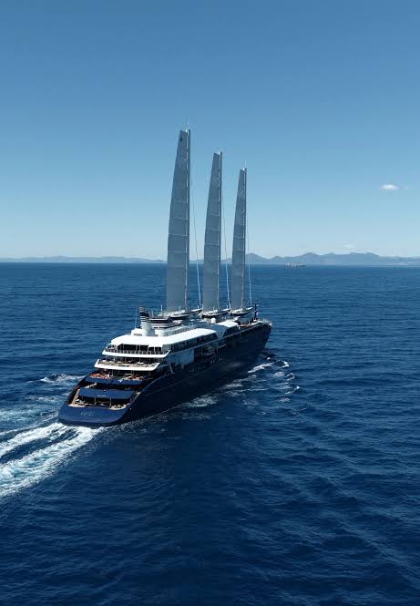 Yate de vela de lujo navegando en el océano