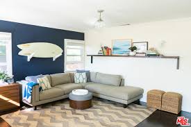 Papiers Peints Fleuris Et Canapes Bleus Dans Un Appartement Avec Vue Planete Deco A Homes World En 2020 Papier Peint Fleuri Papier Peint Canapes Bleus