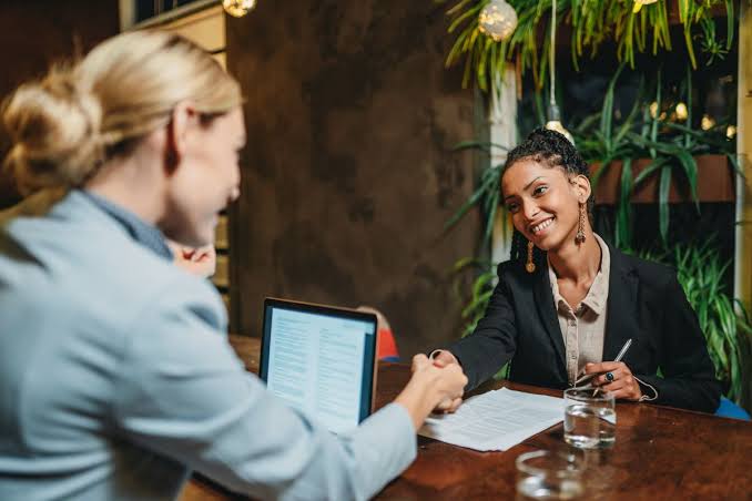 Customer service vs. customer support: what's the difference? - Les Roches