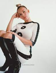 Desde que ester expósito hizo su debut en la serie éxito élite, su carrera despegó. Ester Exposito Elle Mexico September 2020 Issue Celebmafia