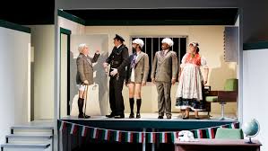 Nach bisherigen erkenntnissen betrat der mit einem schal maskierte mann gegen. Komodie Mit Bankuberfall Dse Staatstheater Nurnberg