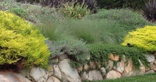 Origineller Sichtschutz Im Garten Bequeme Sitzecke Im Aussenbereich Landschaftsdesign Landschaftsbau Mit Steinen Gartengestaltung