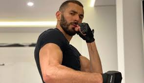В 2007—2015 годах выступал за сборную франции. Real Madrid Karim Benzema Liebaugelt Mit Boxer Laufbahn Nach Seiner Fussball Karriere