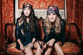 À l'envers, coudre les bases des triangles ensemble (valeurs de couture de 1 cm). Portez Votre Foulard Comme Votre Celebrite Preferee Amy Winehouse