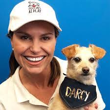 Lara Shannon's Instagram, Twitter & Facebook