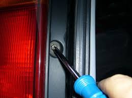 Mudah bukan untuk menukar mentol lampu belakang kereta viva. Bagaimana Mengganti Brek Belakang Dan Hidupkan Bola Lampu Isyarat