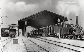 bahnhof aarau mit einem bereit stehendem zug der schweizerischen centralbahn scb nach olten bespannt mit einer engerth lokomotive d lokomotive aarau bahnhof