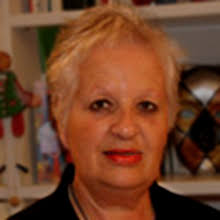 Liliana Ugolini è nata nel 1934 a Firenze e ivi risiede. - 1