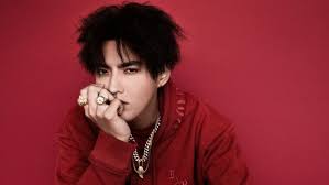 Yi fan immigrated to canada with his mom when he was 10 years old. Yj5sis Qoz3lym
