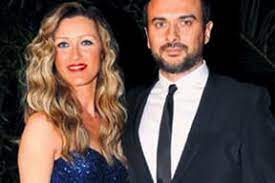 Gökhan tepe sekiz yıllık sevgilisi vildan kavaklıgil'den ayrıldıktan sonra 2014 yılında vokalisti aylin özer'le birlikte olmaya başlamıştı. Galada Aska Geldiler Takvim