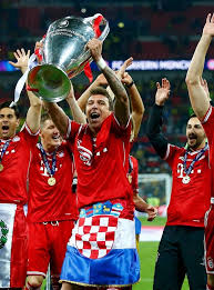 Mario Mandzukic Holding Champions League Trophy After Bayern Munich S 2 1 Victory In The Final Over Dortm Mario Mandzukic Bayern Munich Champions League Trophy