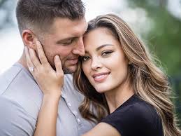 Former nfl quarterback tim tebow stopped by ellen and talked about his dating life. Looks Like Tim Tebow Has Finally Had The Sex Blogs