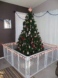 Baby Gate Around Tree Arvore De Natal Engracada Ideias De Natal Arvore De Natal