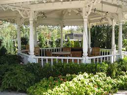 This Is A Gazebo At Roger S Gardens In Newport Beach Ca I Love It There Casas De Munecas Cenador Casas