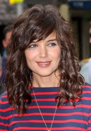 Katie Holmes New Curly Hairstyle Sheknows Celebsalon Curly Hair Styles Medium Hair Styles Curly Hair Styles Naturally