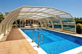 Tener una casa con piscina es maravilloso, y si está cubierta o climatizada ya es el sueño de cualquiera. Un Chapuzon En Piscina Climatizada Un Placer Invernal