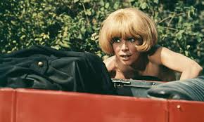 Mireille darc est née le 15 mai 1938 à toulon dans une famille modeste sous le nom de mireille aigroz (elle choisit le nom de mireille darc en hommage à jeanne d'arc). Mireille Darc Obituary Movies The Guardian