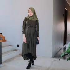 Anda wajib mengetahui model baju hamil untuk ibu menyusui yang tepat untuk digunakan. 10 Ide Padu Padan Tunik Ibu Hamil Ala Selebgram Saritiw Fashionable Bersama Babybump Di Hari Raya