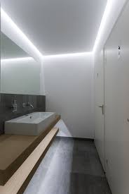ledverlichting in verdekte koof rond plafond en onder wastafelbladen kleur 4500 kelvin badkamer plafonds badkamer verlichting badkamer