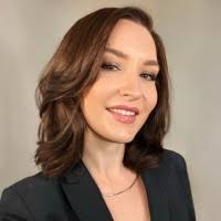 Kelly Carlile's Instagram, Twitter & Facebook