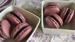 Macarons A La Myrtille Ganache Sans Chocolat Blanc Et Avec Du Vitpris Ganache Macaron Recette Macaron Macaron