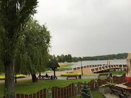 Alejki, ukwiecone skwery, galeria kamiennych rzeźby pod gołym niebem, parki, promenada wzdłuż jeziora czos zachęcają do spacerów. Gosciniec Molo Mragowo Restaurant Reviews Photos Phone Number Tripadvisor