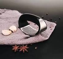 Factory Customized Stainless Steel Garlic Mincer Crusher and Peeler Garlic Press Rocker with Ergonomic Handle