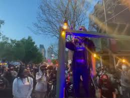 סרטון חדש שצולם ביום שבת האחרון ונחשף אתמול (שני) בארצות הברית תיעד שוטרים ממשטרת פיניקס באריזונה יורים למוות באדם שישב ברכב חונה. Jah6v5dpoobpum