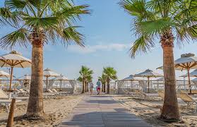 I bilocali hanno o delle grandi finestre fronte mare o un ampio terrazzo attrezzato con vista interna. Affitti Mensili Case Vacanza Appartamenti Riccione Suites Estivi Lussuosi Residence Lungomare