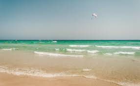 Na obě dvě strany od poloostrova a mysu africa jsou nádherné dlouhé písečné pláže.k rekreaci je využívaná především pláž severní, u ní je totiž většina hotelů. Plaze Tunisko Ck Fischer