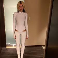 Chat online and find your soul mate! Dua Lipa Channels The Fifth Element In A Futuristic Marine Serre Bodysuit Vogue